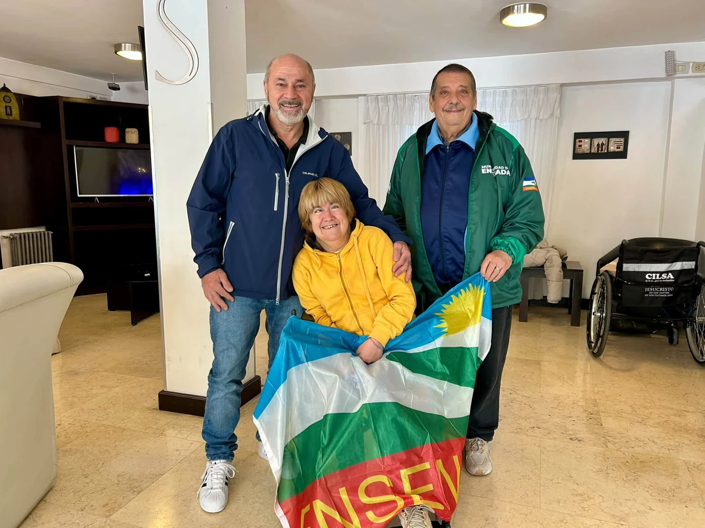Sandra con la bandera de Ensenada